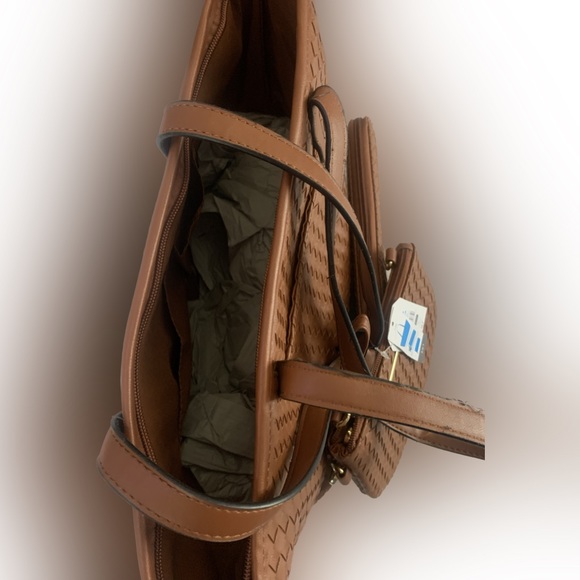 Time and Tru Women's 3-Piece Handbag Set Woven Cognac
Color: Cognac Woven Brown - Picture 7 of 8